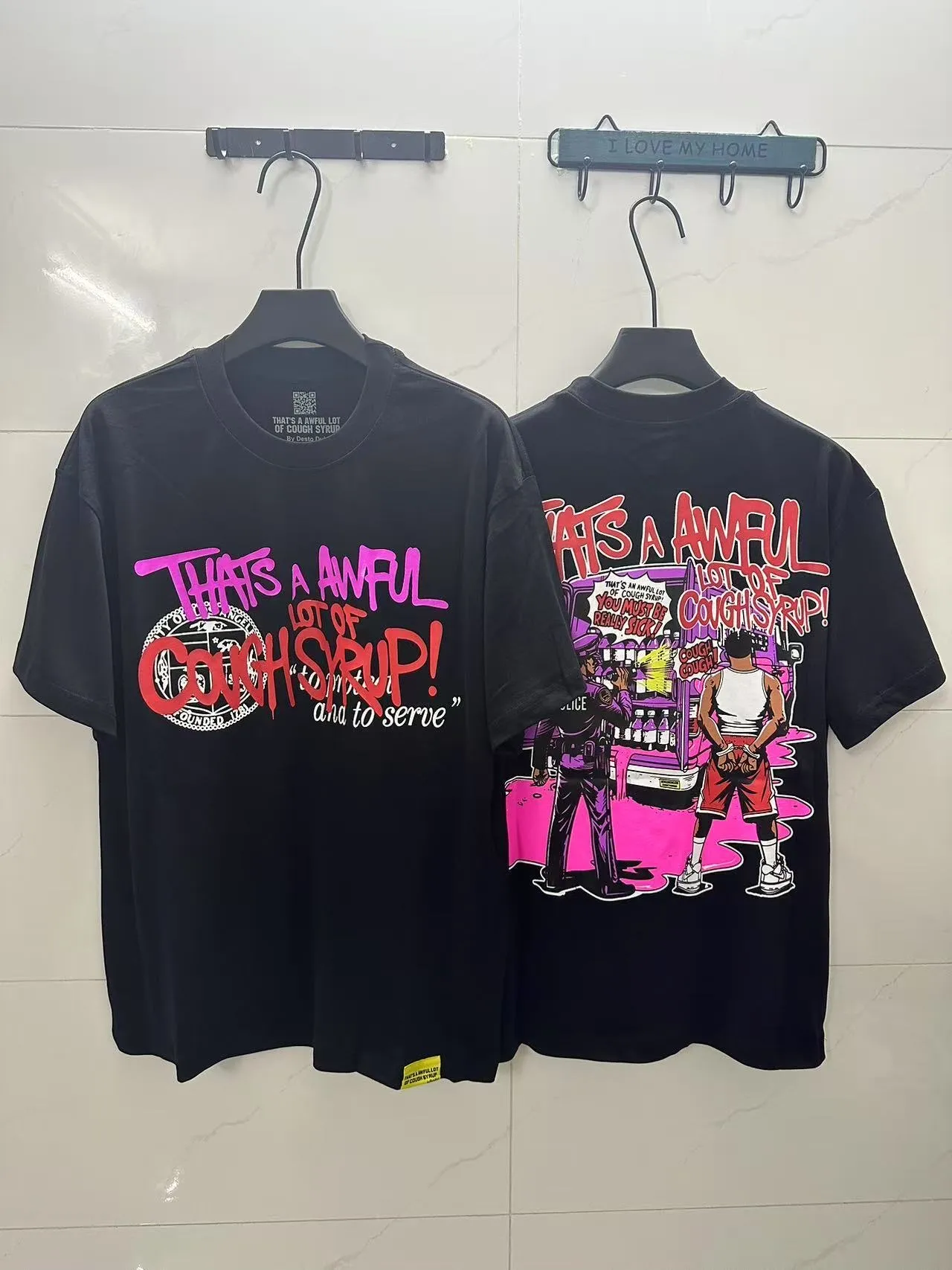 #Black ｜ THAT'S A AWFUL LOT OF COUGH SYRUP In Stock Real shot American simple trendy brand loose casual T-shirt Fabric (fabric): 32 counts Weight combed double yarn pure cotton Sizes (size): S-M L X L Color (colour): Black 👉